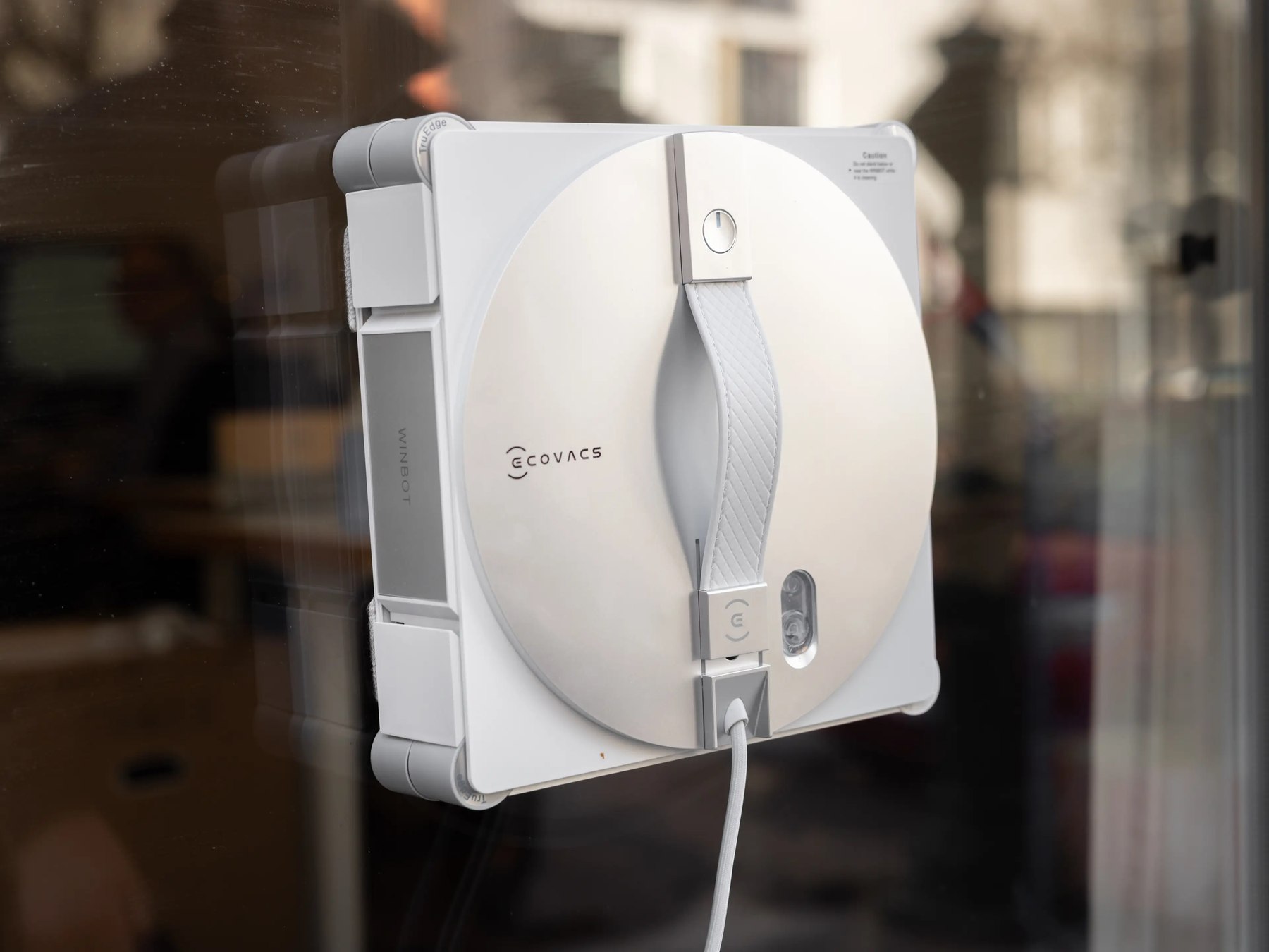 Winbot W3 Omni Fensterputzroboter reinigt eine Fensterscheibe