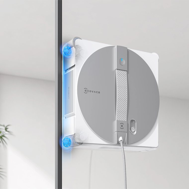 Winbot W3 Omni haftet sicher an einer Fensterscheibe