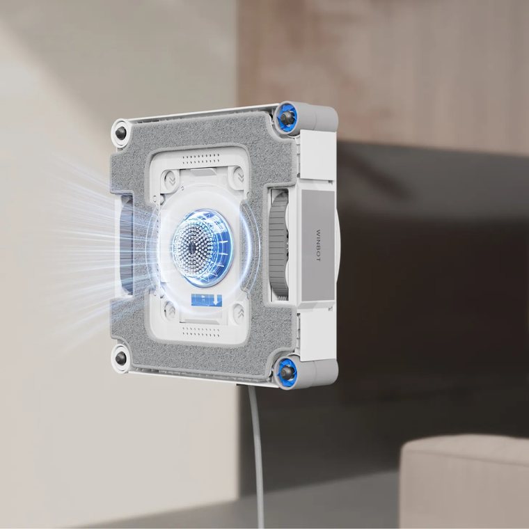 Winbot W3 Omni sprüht Reinigungsmittel auf die Scheibe